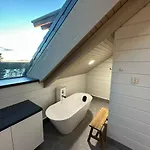 Naava 402 Penthouse - Kattohuoneisto Jaervinaekoealalla