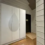 Naava 402 Penthouse - Kattohuoneisto Jaervinaekoealalla شقة