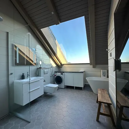 Naava 402 Penthouse - Kattohuoneisto Jaervinaekoealalla